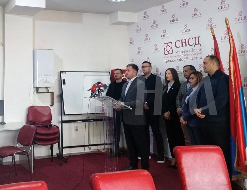 БИЈЕЉИНА, 27. ОКТОБРА /СРНА/ - Предсједник Клуба одборника СНСД у Бијељини Александар Остојић изјавио је данас да се повећањем буџета града за осам милиона КМ кроз ребаланс ништа неће изградити, него ће се новац искористити да се закрпе рупе од 29 милиона КМ због ненамјенског трошења буџетских средстава прошле године.