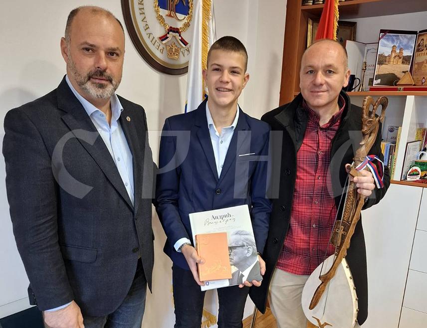 ВИШЕГРАД, 27. ОКТОБРА /СРНА/ - Начелник општине Вишеград Младен Ђуревић уприличио је данас пријем за младог гуслара Милоша Дракула, шеснаестогодишњег ученика који је остварио запажене резултате на бројним такмичењима.