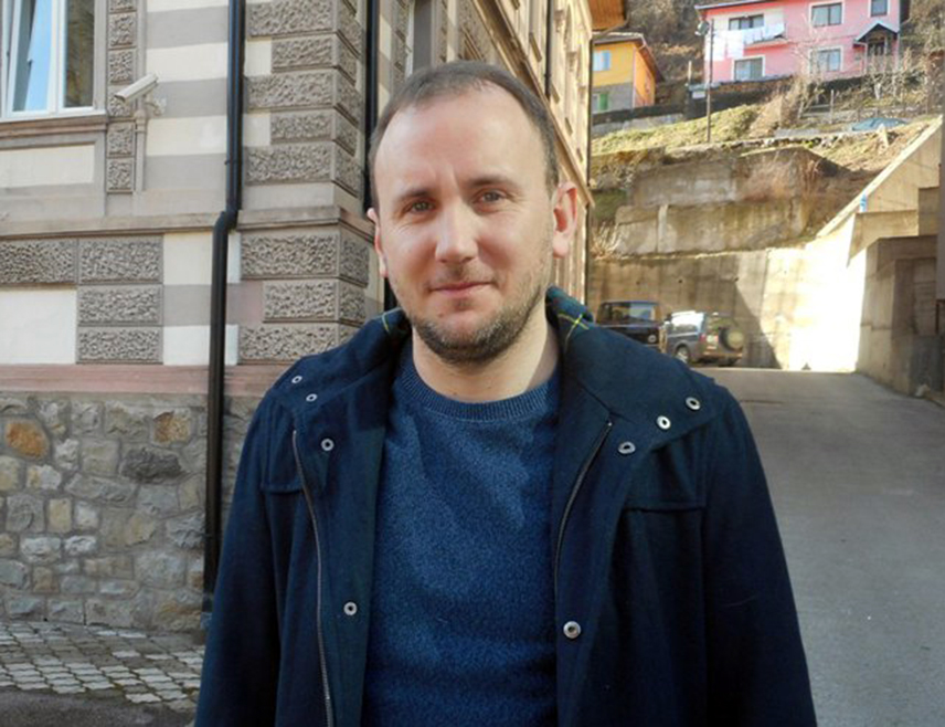 САРАЈЕВО, 27. ОКТОБРА /СРНА/ - Предсједник Општинске организације породица заробљених и погинулих бораца и несталих цивила Сребренице Бранимир Којић изјавио је да је српски народ слободарски и да не смије заборавити људе који су га повели у формирање и очување Републике Српске.