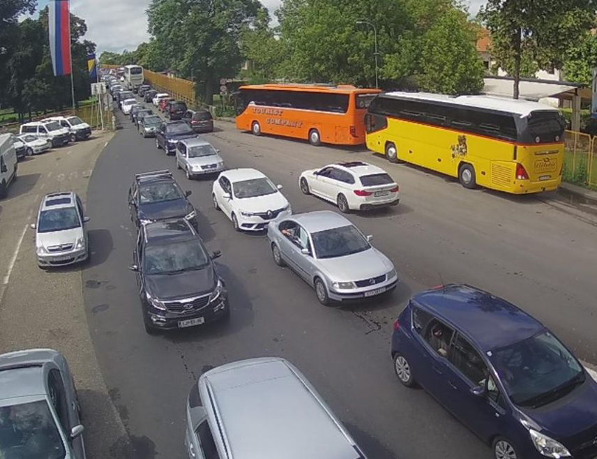 БАЊАЛУКА, 27. ОКТОБРА /СРНА/ - На граничним прелазима Градишка и Градина дуге су колоне возила на излазу из БиХ, саопштено је из Ауто-мото савеза Републике Српске.