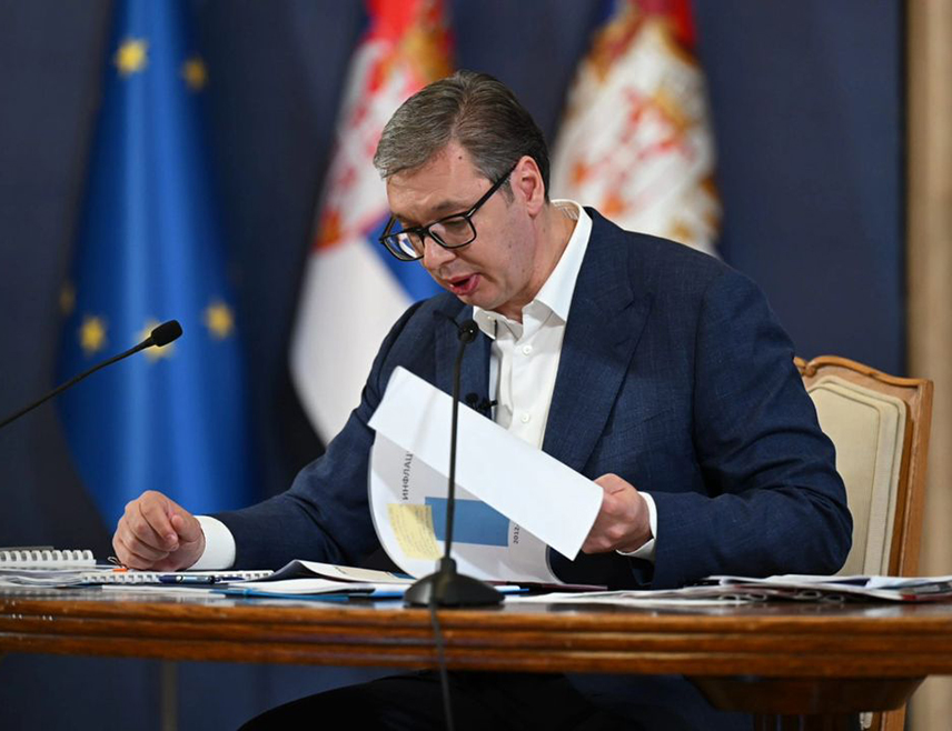 БЕОГРАД, 27. ОКТОБРА /СРНА/ - Предсједник Србије Александар Вучић очекује да ће крајем ове или током наредне седмице имати одговоре о питању Нафтне индустрије Србије /НИС/, која је под америчким санкцијама због већинског руског власништва, те навео да су неистините приче да ће Хрвати постати власници НИС-а.