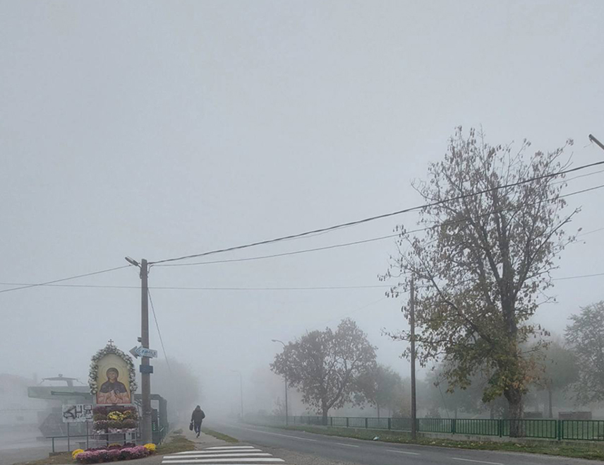 БАЊАЛУКА, 28. ОКТОБРА /СРНА/ - Јутарња магла смањује видљивост на дионицама у котлинама и у вишим предјелима, а из Ауто-мото савеза Републике Српске упозорили су и на одроне.