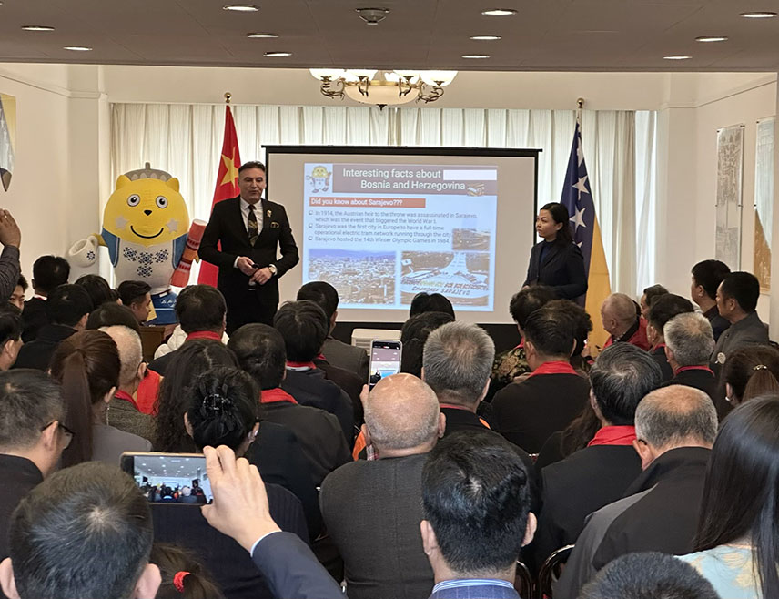 ПЕКИНГ, 28. ОКТОБРА /СРНА/ - Амбасада БиХ у Кини организовала је у Пекингу промоцију културне баштине и туризма БиХ, а посебну пажњу изазвао је "Змијањски вез" који је 2014. године уврштен на Унескову репрезентативну листу нематеријалне културне баштине човјечанства.