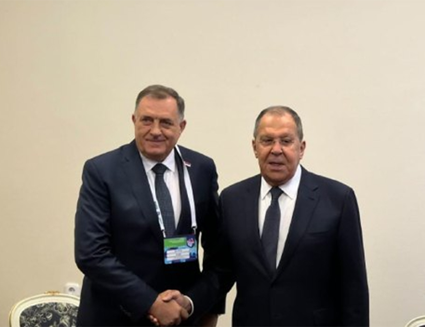 МИНСК, 28. ОКТОБРА /СРНА/ - Предсједник Милорад Додик рекао је да је са министром спољних послова Руске Федерације Сергејем Лавровом разговарао о предстојећој сједници Савјета безбједности УН и да је усаглашено да мисији Алтеа треба да буде продужен мандат у БиХ, што ће Русија подржати.