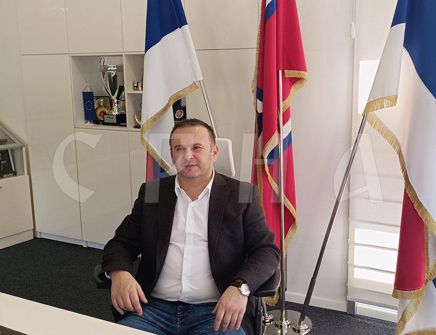 ИСТОЧНО САРАЈЕВО, 29. ОКТОБРА /СРНА/ - Градоначелник Источног Сарајева Љубиша Ћосић изјавио је Срни да је годину дана након локалних избора видљиво да је, како каже, Градска управа постигла значајне резултате у стабилизацији буџета и развоју инфраструктуре, што представља темељ за наставак напретка свих шест градских општина.