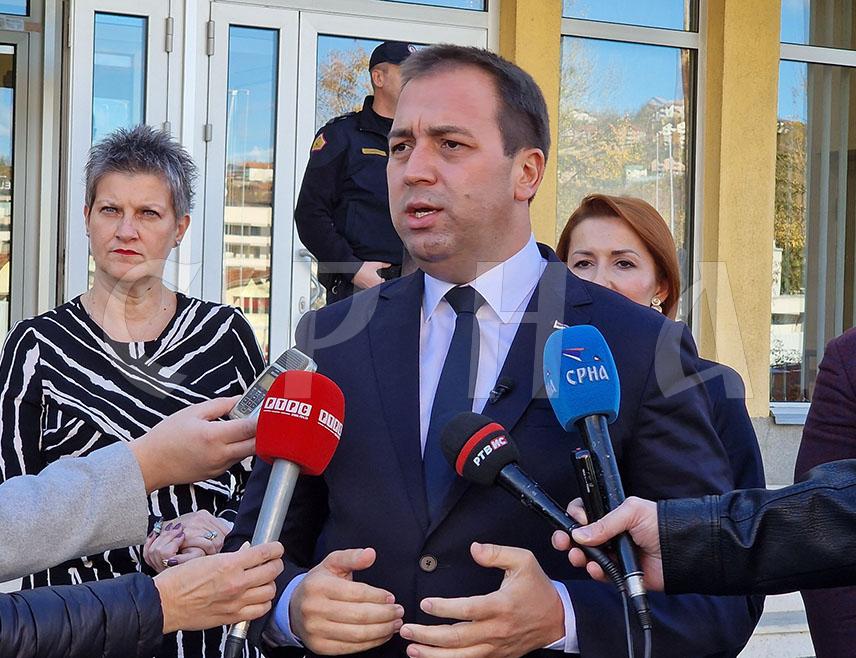 ИСТОЧНО САРАЈЕВО, 28. ОКТОБРА /СРНА/ - Министар правде Републике Српске Горан Селак изјавио је да је 95 одсто оптужница које је подигло Окружно јавно тужилаштво у Источном Сарајеву добило правоснажне пресуде, што показује да тужиоци савјесно обављају свој посао.