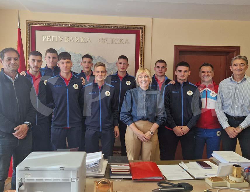 БАЊАЛУКА, 28. ОКТОБАР /СРНА/ - Министар породице, омладине и спорта Селма Чабрић рекла је да је пласман репрезентације Републике Српске на Свјетско првенство у футсалу за ученике до 18 година у Бразил круна успјеха Савеза за школски спорт који је формиран у јуну прошле године.