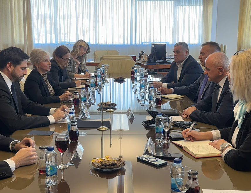 БАЊАЛУКА, 28. ОКТОБРА /СРНА/ - Замјеник министра спољних послова и трговине Мађарске Левенте Мађар изјавио је да је на састанку у Бањалуци са министром енергетике и рударства Републике Српске Петром Ђокићем размотрена могућност сарадње Мађарске и Српске у области енергетике, изградње малих атомских централа, соларне енергије, вјетропаркова, те финансијске подршке изградњи хидроелектрана.