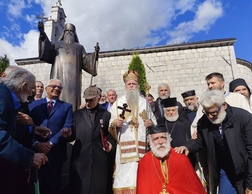 ПОДГОРИЦА, 28. ОКТОБРА /СРНА/ - У порти Цркве Светог Димитрија у Колашину данас је освештан споменик блаженопочившем митрополиту Амфилохију.