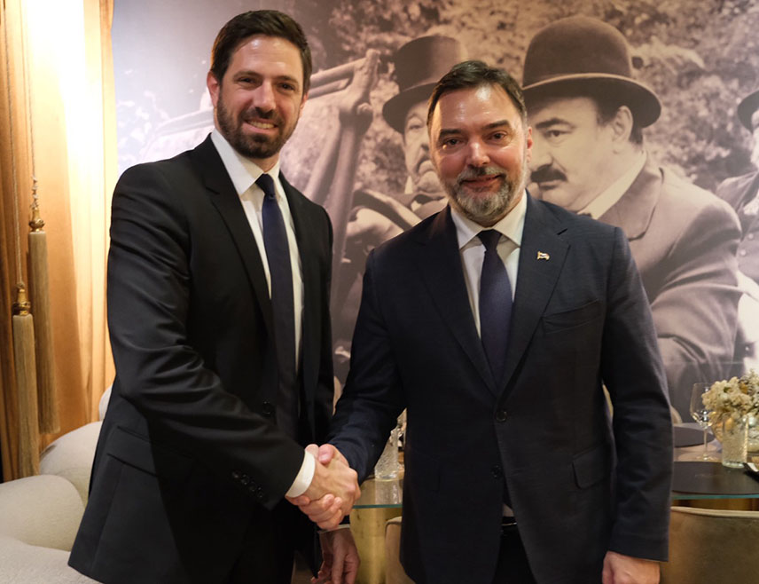 БАЊАЛУКА, 28. ОКТОБРА /СРНА/ - Министар спољне трговине и економских односа у Савјету министара Сташа Кошарац истакао је у разговору са замјеником мађарског министра спољних послова и трговине Левентеом Мађаром да је Мађарска доказани пријатељ захваљујући којем се глас Републике Српске чује на међународном плану.