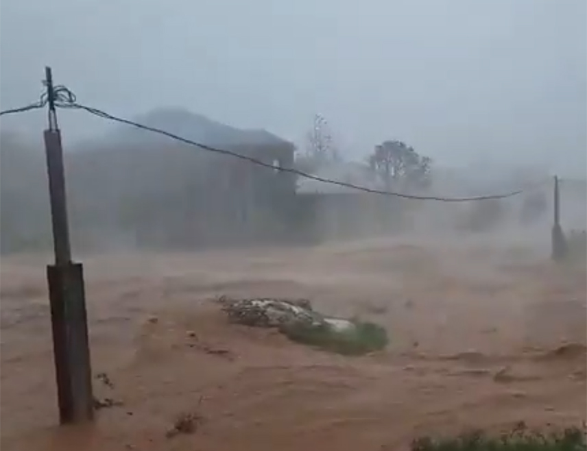 КИНГСТОН, 28. ОКТОБРА /СРНА/ - Разорни ураган "Мелиса" погодио је данас обале Јамајке и очекује се да ће бити најјача олуја која је погодила ово карипско острво у модерној историји.