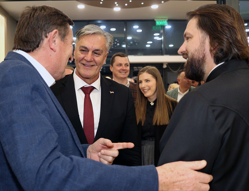 БИЈЕЉИНА, 28. ОКТОБРА /СРНА/ - Министар за научнотехнолошки развој и високо образовање Републике Српске Синиша Каран присуствовао је у Бијељини донаторској вечери која је организована за изградњу припрате Петропавловског храма.