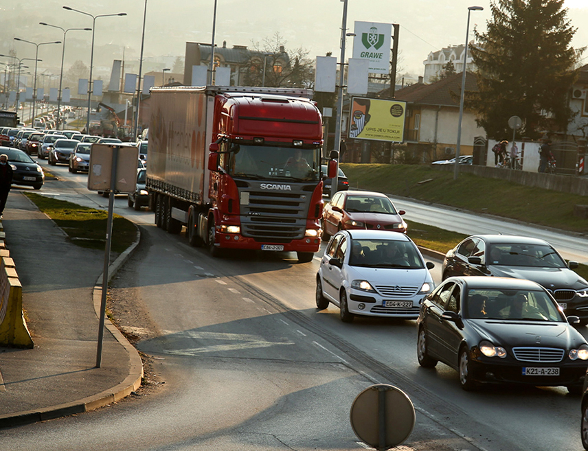 БАЊАЛУКА, 29. ОКТОБРА /СРНА/ - Саобраћај се на већини путева у Републици Српској и Федерацији БиХ одвија несметано уз повољне временске услове, а возачима се скреће пажња на могуће одроне, саопштено је јутрос из Ауто-мото савеза /АМС/ Српске.