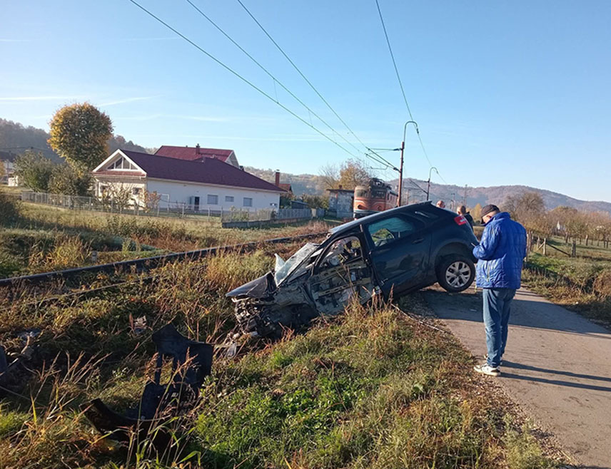 ДОБОЈ, 29. ОКТОБРА /СРНА/ - Путнички аутомобил подлетио је под локомотиву "Жељезница Републике Српске" на осигураном пружном прелазу у модричком насељу Врањак, али повријеђених није било.