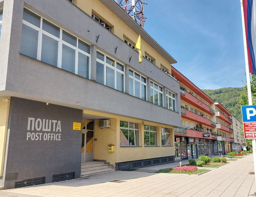 ФОЧА, 29. ОКТОБРА /СРНА/ - Радник "Пошта Српске" из Фоче чији су иницијали Н.С. повријеђен је када је приликом претовара пошиљки у просторијама Поштанског центра у овој општини дошло до пуцња из ваздушне пушке, саопштено је из Полицијске управе.