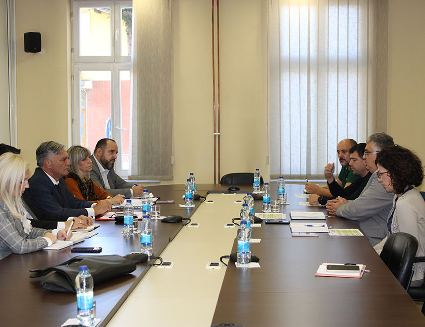 БАЊАЛУКА, 29. ОКТОБРА /СРНА/ - Министaр за научнотехнолошки развој и високо образовање Српске Синишa Каран рекао је да је са предсједником Синдиката образовања, науке и културе Републике Српске Драганом Гњатићем договорио начин рада у вези са припремом конкретних приједлога за побољшање статуса запослених у високом образовању и студентском стандарду.