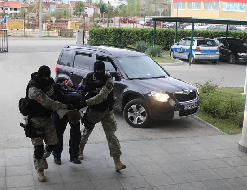 ТУЗЛА, 29. ОКТОБРА /СРНА/ - Ухапшеним лицима у Тузланском кантону, међу којима су четири полицијска службеника и универзитетски професор, на терет се ставља да су подводили малољетнице на проституцију.