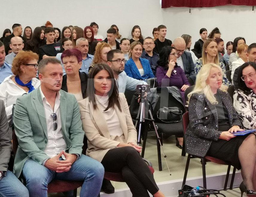 ДОБОЈ, 29. ОКТОБРА /СРНА/ - Економска школа из Добоја организовала је данас свечаност поводом обиљежавања 70 година рада током које су истакнута ученичка и постигнућа ове образовне установе.