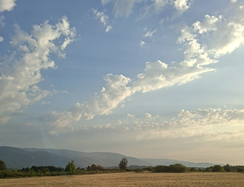 БИЈЕЉИНА, 29. ОКТОБРА /СРНА/ - У Републици Српској и Федерацији БиХ /ФБиХ/ сутра се очекује топлије вријеме, уз промјенљиву облачност.