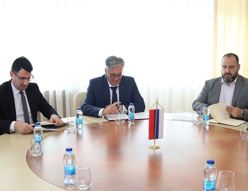БАЊАЛУКА, 29. ОКТОБРА /СРНА/ - Министар за научнотехнолошки развој и високо образовање Републике Српске Синиша Каран разговарао је данас са представником Државне руске корпорације "Ростех" из Србије Александром Восмирком о детаљима потписивања споразума о сарадњи у области образовних инжењерских програма на руским високошколским установама за студенте из Српске.