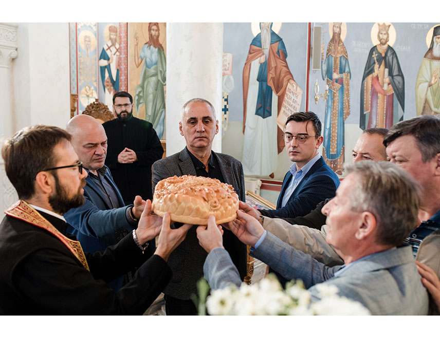 БИЈЕЉИНА, 29. ОКТОБРА /СРНА/ - Компанија "Орао" обиљежила је данас у Бијељини први пут крсну славу Светог мученика Лонгина, за шта је добила благослов од Његовог високопреосвештенства митрополита зворничко-тузланског Фотија.