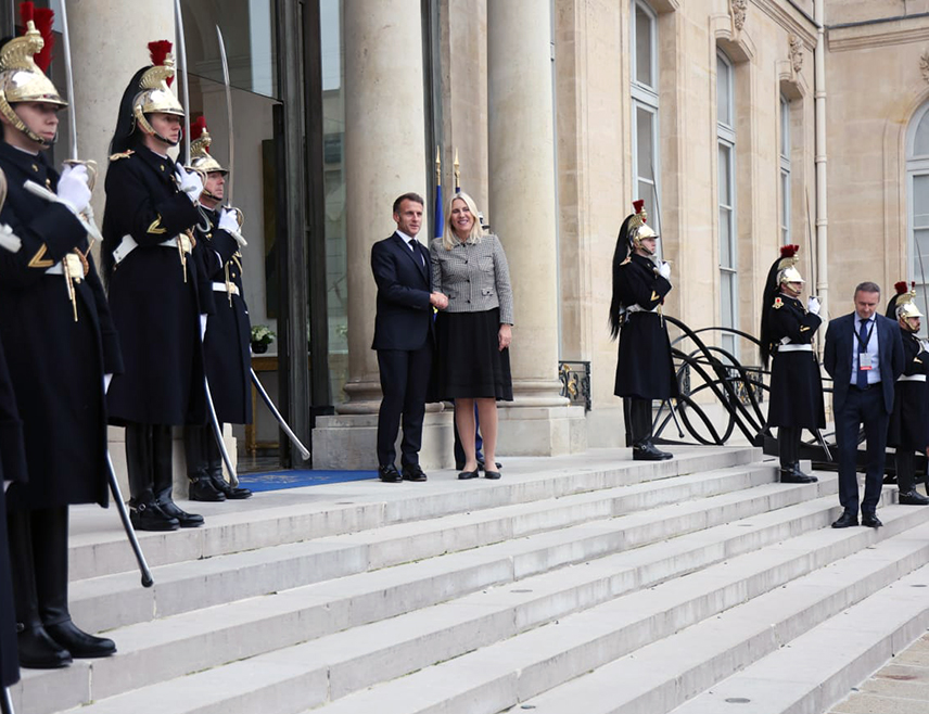 ПАРИЗ, 29. ОКТОБРА /СРНА/ - Српски члан Предсједништва БиХ Жељка Цвијановић истакла је данас на састанку у Паризу са француским предсједником Емануелом Макроном да је Кристијан Шмит својим нелегалним и неуставним дјеловањем проузроковао највећу кризу у БиХ у посљедњих 30 година и да је ради њеног превазилажења неопходно да се пониште механизми страног интервенционизма, а да се БиХ мора вратити њеним народима и демократским институцијама.