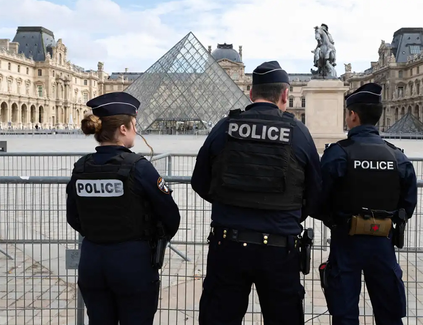 ПАРИЗ, 30. ОКТОБРА /СРНА/ - Ухапшен је трећи осумњичени за пљачку накита у Лувру, јавио је француски телевизијски канал БФМ.