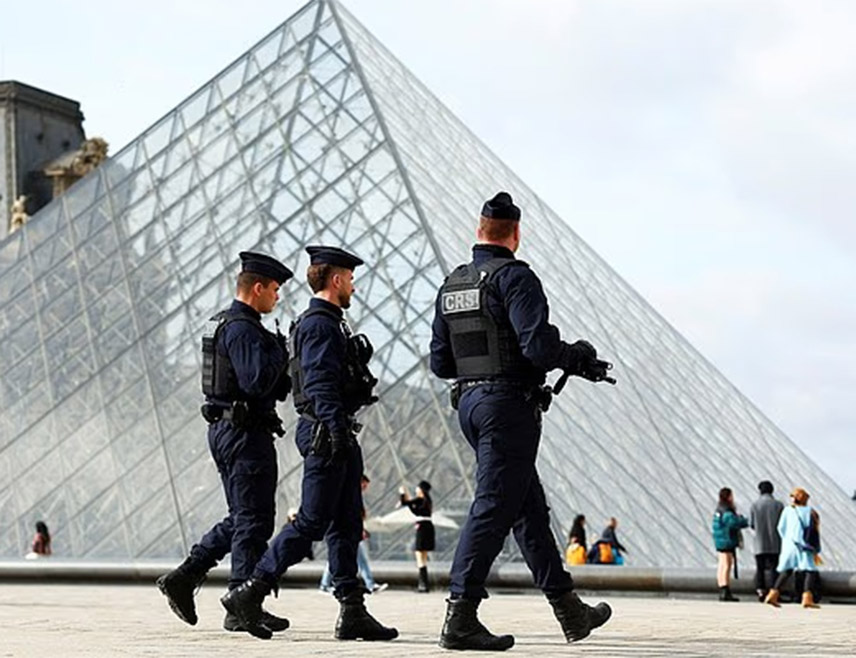 ПАРИЗ, 30. ОКТОБРА /СРНА/ - Пет лица приведено је још у Француској у истрази пљачке Лувра, објавио је радио РТЛ.