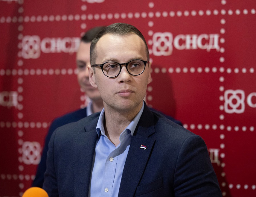 БИЈЕЉИНА, 30. ОКТОБРА /СРНА/ - Одлука САД о укидању санкција предсједнику Милораду Додику и другим званичницима Републике Српске потврда је да истина и досљедност увијек добију признање, изјавио је предсједник Градског одбора СНСД-а Бијељина Бојан Савић.