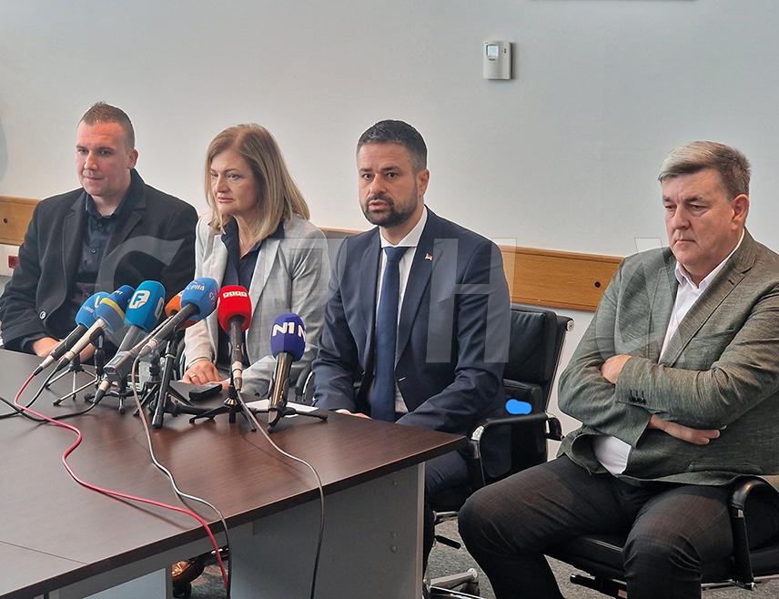 САРАЈЕВО, 30. ОКТОБРА /СРНА/ - Министар финансија и трезора у Савјету министара Срђан Амиџић позвао је посланике у Представничком дому Парламентарне скупштине да на данашњој сједници подрже приједлог буџета институција БиХ за ову годину, истичући да без тог запослени у заједничким институцијама не могу добити плате по вишој основици.