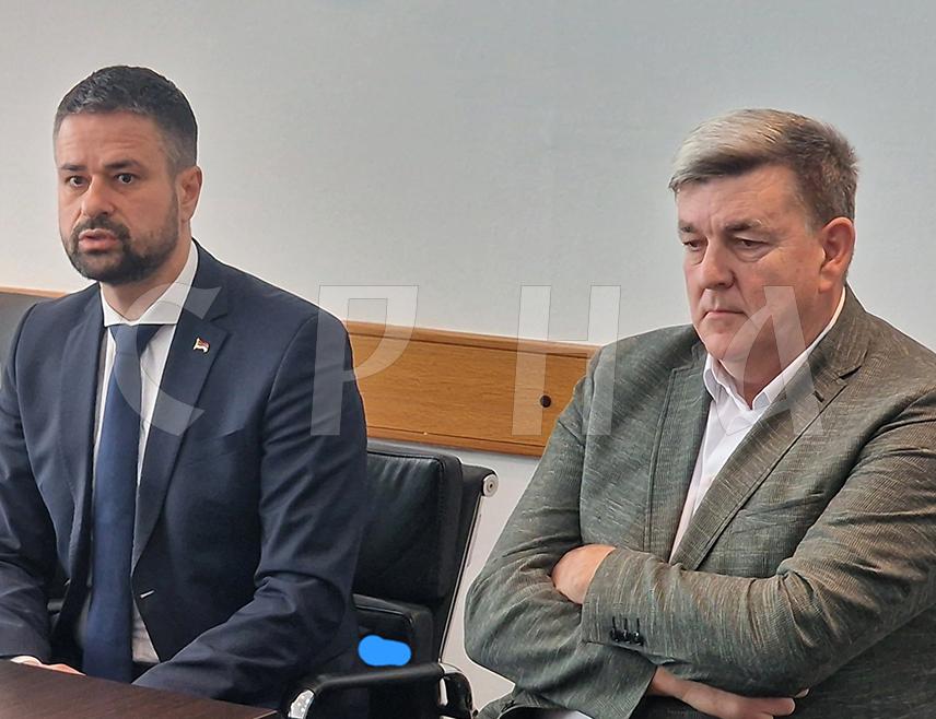 САРАЈЕВО, 30. ОКТОБРА /СРНА/ - Предсједник Самосталног синдиката службеника и запослених на нивоу БиХ Раденко Мирковић рекао је да запосленима у заједничким институцијама нису потребне популистичке изјаве попут оне Бранислава Бореновића из ПДП-а већ је позвао посланике да подрже буџет иначе ће радикално да дјелују.