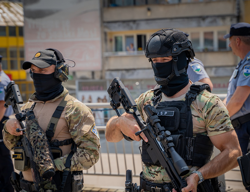 САРАЈЕВО, 30. ОКТОБРА /СРНА/ - Тридесетједногодишњи држављанин Авганистана који је осумњичен за тешка кривична дјела, укључујући тешко убиство и незакониту производњу и држање експлозивних направа, ухапшен је на подручју Унско-санског кантона /УСК/.