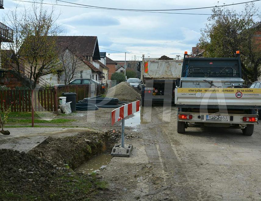 ПРИЈЕДОР, 30. ОКТОБРА /СРНА/ - У приједорском насељу Урије данас је озваничен почетак реконструкције и изградње водоводне мреже у дијелу овог, те у насељима Орловача, Доњи и Горњи Орловци, а вриједност пројекта је 3,37 милиона КМ.