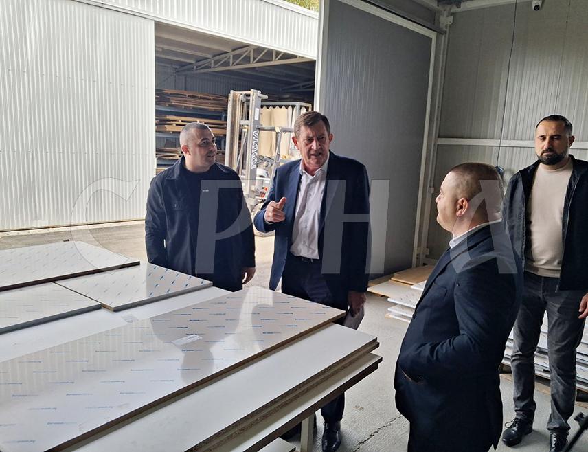 ЛАКТАШИ, 30. ОКТОБРА /СРНА/ - Министар привреде и предузетништва Републике Српске Војин Митровић рекао је да Влада Српске и ресорно министарство чине све да привредници брже и лакше остваре подстицаје како би побољшали пословање.