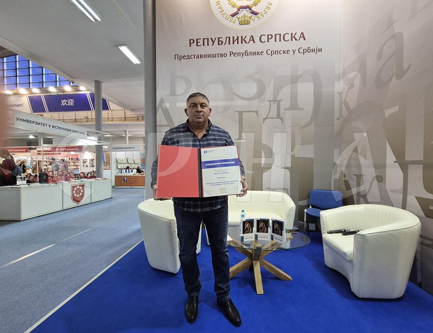 БЕОГРАД, 30. ОКТОБРА /СРНА/ - Српско просвјетно културно друштво из "Просвјета" из Козарске Дубице добило је Специјално признање Београдског сајма књига за постхумно објављену књигу "Зевсова главобоља" Рајка Лукача и своје издаваштво.