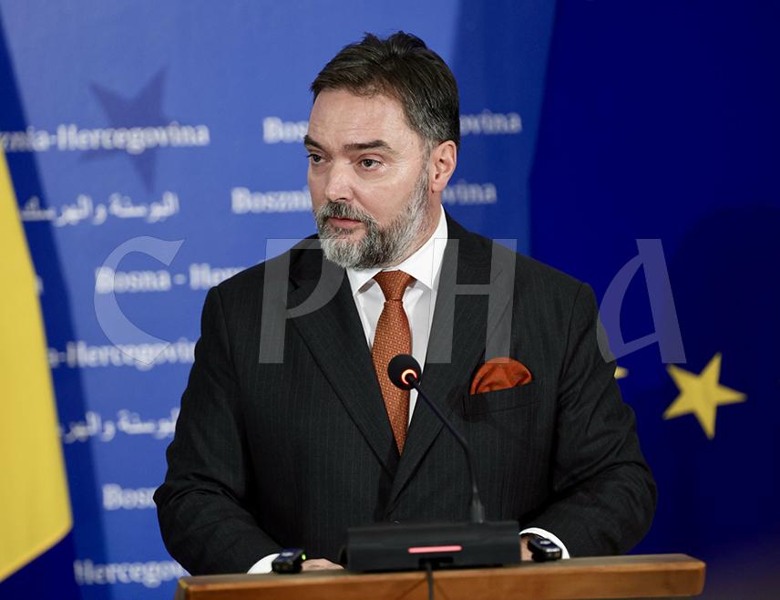 САРАЈЕВО, 30. ОКТОБРА /СРНА/ - Министар спољних трговине и економских односа у Савјету министара Сташа Кошарац  рекао је да што више има министра иностраних послова у Савјету министара Елмедина Конаковића, мање има институција БиХ.