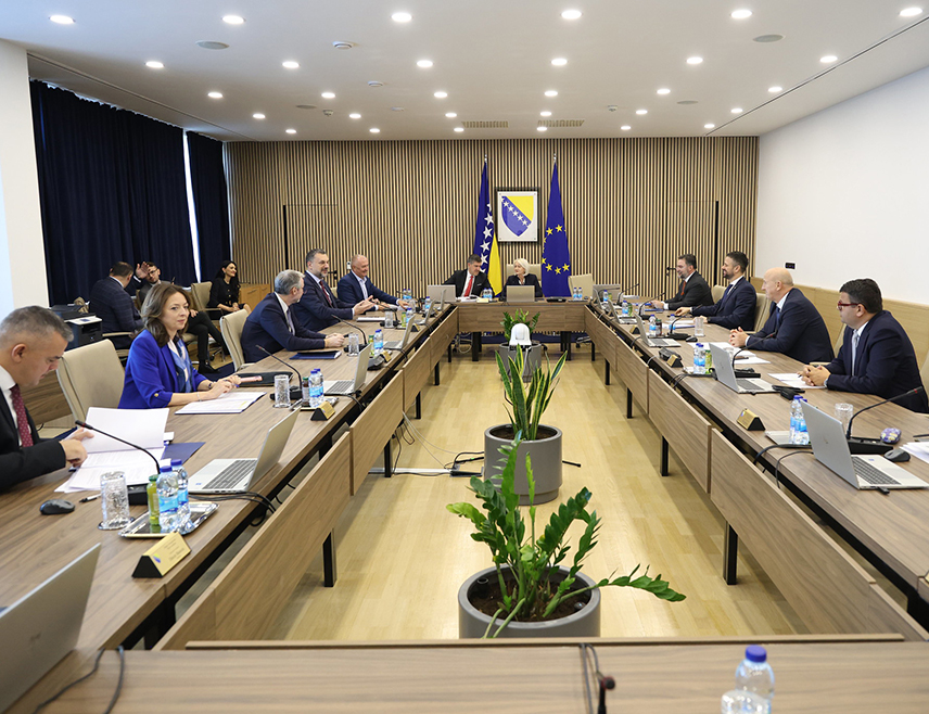 САРАЈЕВО, 30. ОКТОБРА /СРНА/ – Савјет министара усвојио је Правилник о систему обавезног обиљежавања течних нафтних горива којим се усклађују домаћи прописи са стандардима земаља региона и појединих чланица ЕУ.