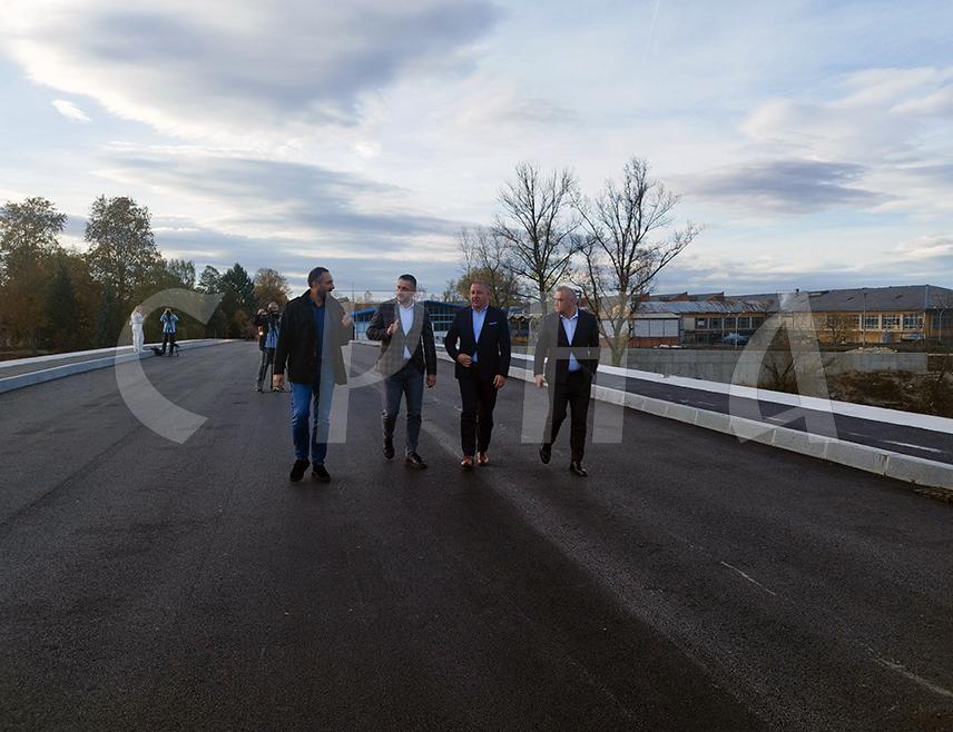 БАЊАЛУКА, 30. ОКТОБРА /СРНА/ - Министар саобраћаја и веза Републике Српске Зоран Стевановић рекао је да ће сви радови на мосту у бањалучком насељу Чесма бити завршени до половине новембра и да граду преостаје да ријеши имовинско-правне односе и почне са извођењем радова на приступним саобраћајницама.