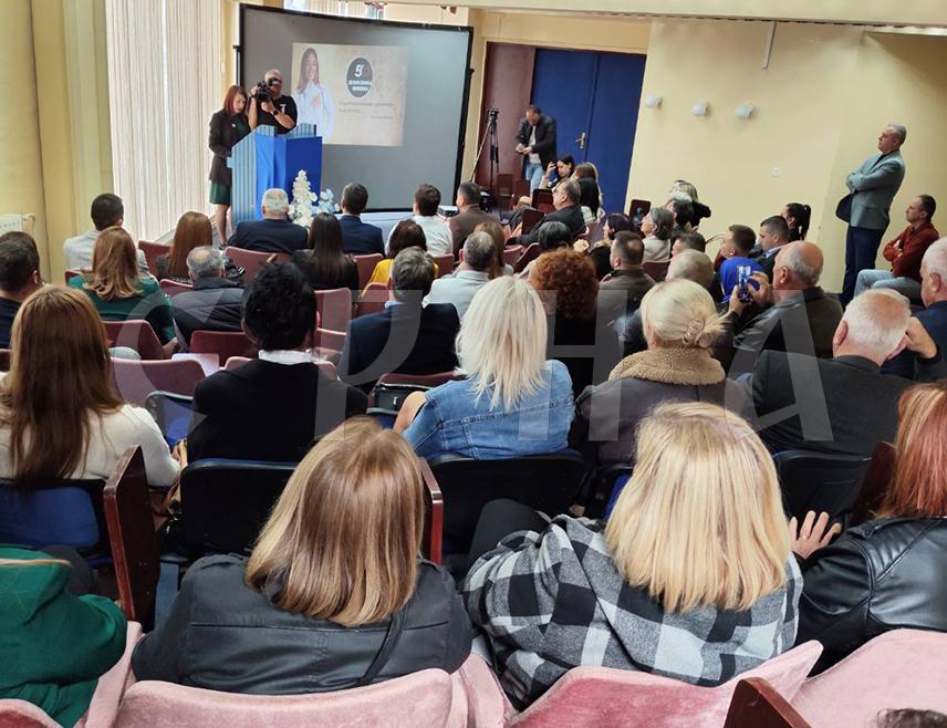 СРЕБРЕНИЦА, 30. ОКТОБРА /СРНА/ - Свечаним програмом и уручењем захвалница дугогодишњим пензионисаним члановима колектива, данас је обиљежено 50 година рада Дома здравља у Сребреници.