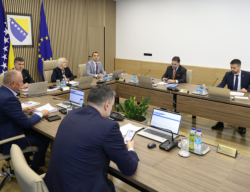 САРАЈЕВО, 30. ОКТОБРА /СРНА/ - Савјет министара формирао је Радне групе за припрему нацрта амандмана на Устав БиХ и измјена и допуна Изборног закона БиХ у којем су представници ове институције, оба дома Парламентарне скупштине БиХ, те влада Републике Српске и Федерације БиХ /ФБиХ/.