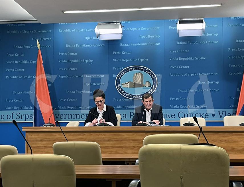 БАЊАЛУКА, 30. ОКТОБРА /СРНА/ - Министар привреде и предузетништва Републике Српске Војин Митровић изјавио је да је Влада данас усвојила Приједлог закона о измјенама и допунама закона о јавним предузећима којим се утврђује надзор над њима.