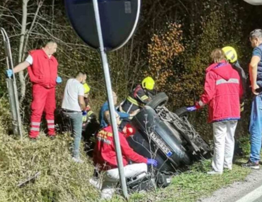 БАЊАЛУКА, 31. ОКТОБРА /СРНА/ - Два лица из Пиљагића код Бањалуке погинула су у судару аутомобила и аутобуса на магистралном путу Бањалука - Приједор.