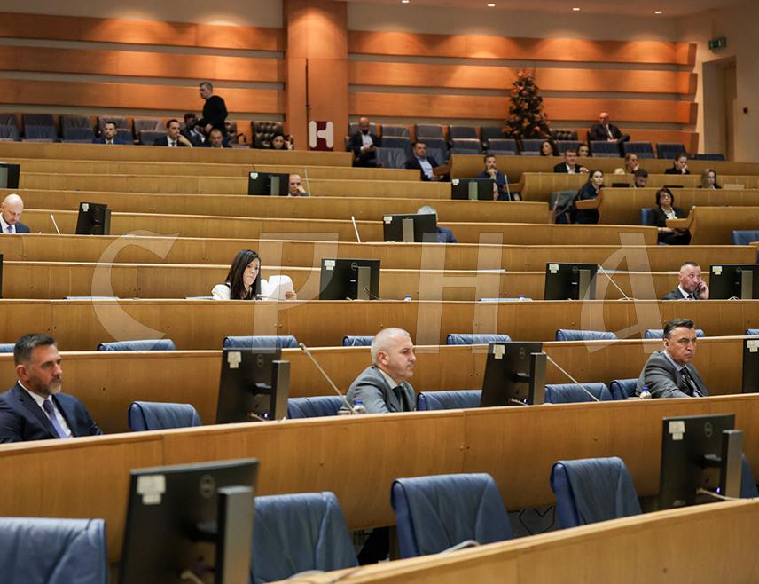 САРАЈЕВО, 31. ОКТОБРА /СРНА/ - Из Клуба посланика СНСД-а у Представничком дому парламента БиХ истакли су да је бошњачка "тројка" још једном потврдила да жели незаконито усмјеравати буџетска средства и приватизовати буџет БиХ, те поручили да ће, упркос томе, и даље штитити интересе Републике Српске и свих запослених у заједничким институцијама.