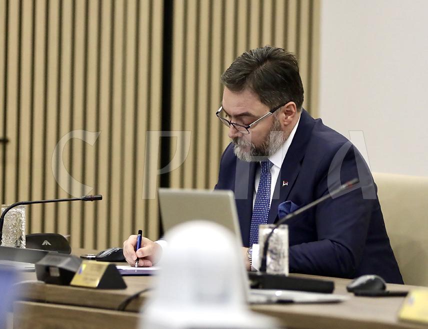 САРАЈЕВО, 31. ОКТОБРА /СРНА/ - Министар спољне трговине и економских односа у Савјету министара Сташа Кошарац очекује да предсједавајућа Савјета министара Борјана Кришто затражи од Уставног суда БиХ оцјену уставности и законитости одлуке Представничког дома Парламентарне скупштине БиХ о формирању канцеларије главног преговарача са ЕУ.