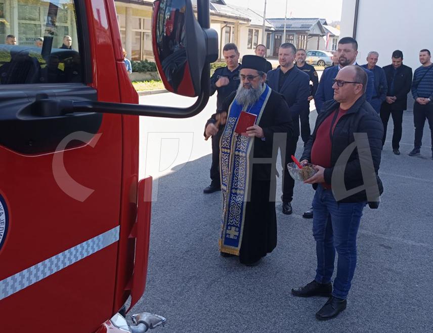 ПЕТРОВО, 31. ОКТОБРА /СРНА/ - Добровољна ватрогасно-спасилачка јединица из Петрова данас је представила ново ватрогасно возило, које су им уручили Републичка управа цивилне заштите и Ватрогасни савеза Српске.