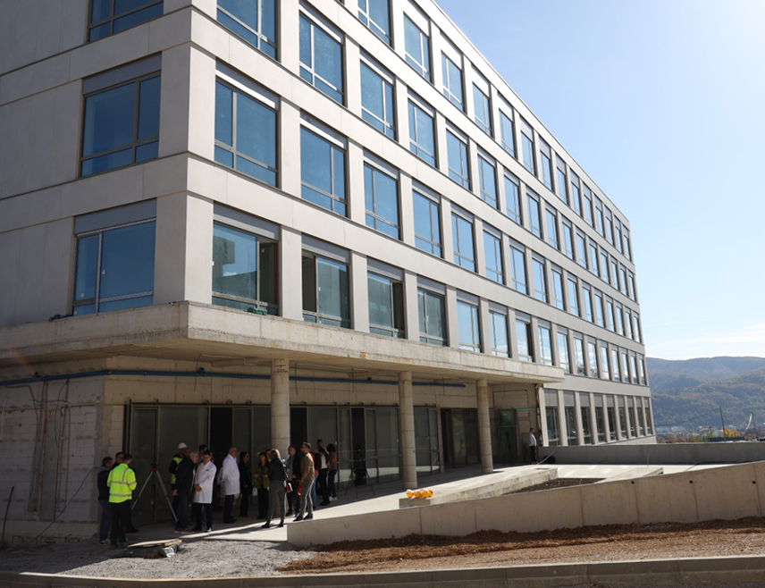 БАЊАЛУКА, 31. ОКТОБРА /СРНА/ - Министар здравља и социјалне заштите Републике Српске Ален Шеранић изјавио је да се у повећава број обољелих од карцинома и да се приводи крају изградња објекта за пружање здравствене заштите обољелима од малигних болести Универзитетског клиничког центра /УКЦ/ Српске.