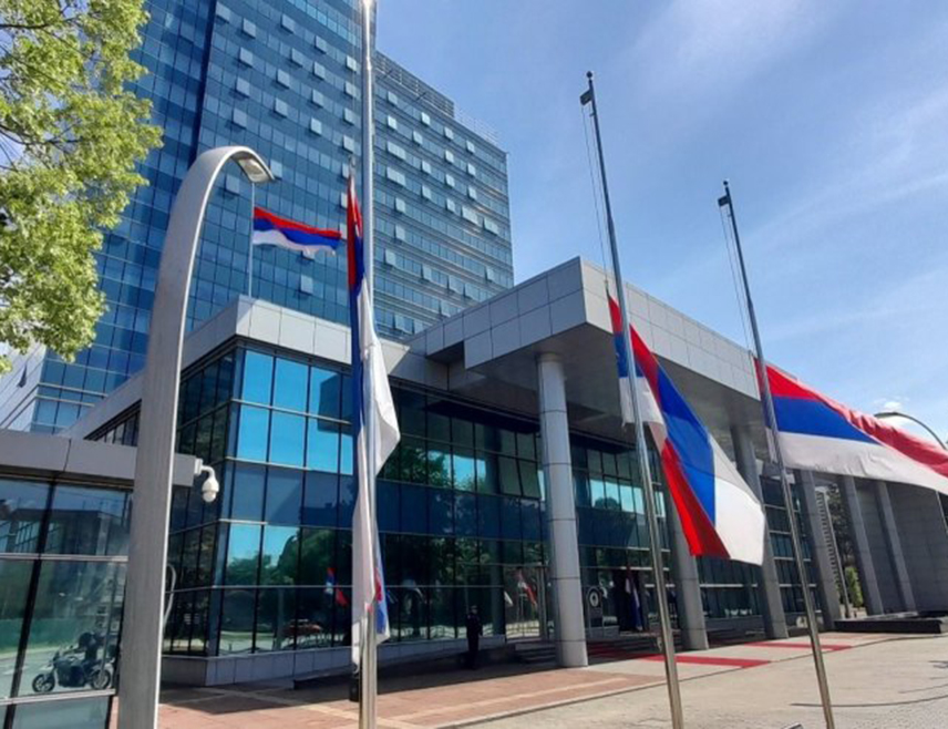 БАЊАЛУКА, 1. НОВЕМБРА /СРНА/ - У Републици Српској и Србији је Дан жалости поводом годишњице од трагедије у Новом Саду када је у паду надстрешнице на Жељезничкој станици погинуло 16 људи.