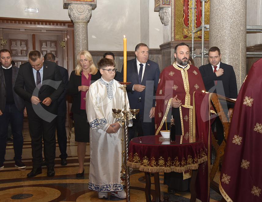 БАЊАЛУКА, 1. НОВЕМБРА /СРНА/ - У Храму Христа Спаситеља у Бањалуци данас је служен помен жртвама у Новом Саду којем су присуствовали предсједник Милорад Додик, српски члан Предсједништва БиХ Жељка Цвијановић, премијер Саво Минић и министри у Влади Републике Српске.