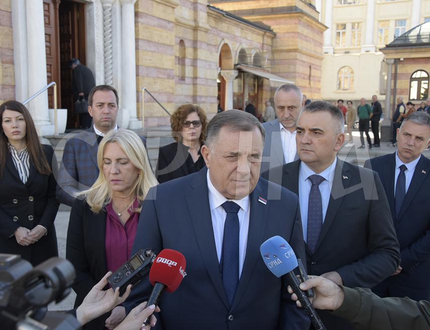 БАЊАЛУКА, 1. НОВЕМБРА /СРНА/ - Предсједник Милорад Додик поручио је да Република Српска остаје са Србијом и српским народом у цјелини и истакао да сјећање на страдале прије годину дана у Новом Саду треба да прође у молитви.