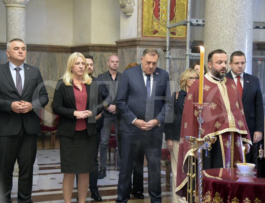 БАЊАЛУКА, 1. НОВЕМБРА /СРНА/ - Република Српска данас ћути, али ћути достојанствено, у молитви и поштовању, рекао је предсједник Милорад Додик који је данас запалио свијеће за душе 16 невиних који су изгубили живот у новосадској трагедији.